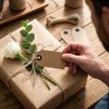 Étiquettes en Papier Kraft avec Cordelette en Jute 4,5 x 8 cm Lot de 80 | Floristik24.fr