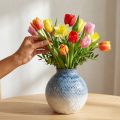 Vase en céramique bleu et blanc avec effet tressé 18,5 cm | Floristik24.fr
