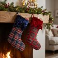 Botte de Père Noël à carreaux avec nœud pour la suspendre, 43 cm, 2 pièces | Floristik24.fr