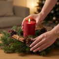 Bougie pilier LED en cire véritable rouge avec minuterie et lumière blanc chaud, 12 cm | Floristik24.fr