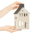Maison décorative en métal avec cheminée et fenêtres 24 cm | Floristik24.fr