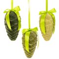 Floristik24 Lot de 3 pommes de pin décoratives en plastique floqué avec ruban et nœud, longueur 18 cm, tons verts