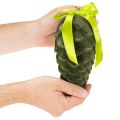 Lot de 3 pommes de pin décoratives en plastique floqué avec ruban et nœud, longueur 18 cm, tons verts | Floristik24.fr